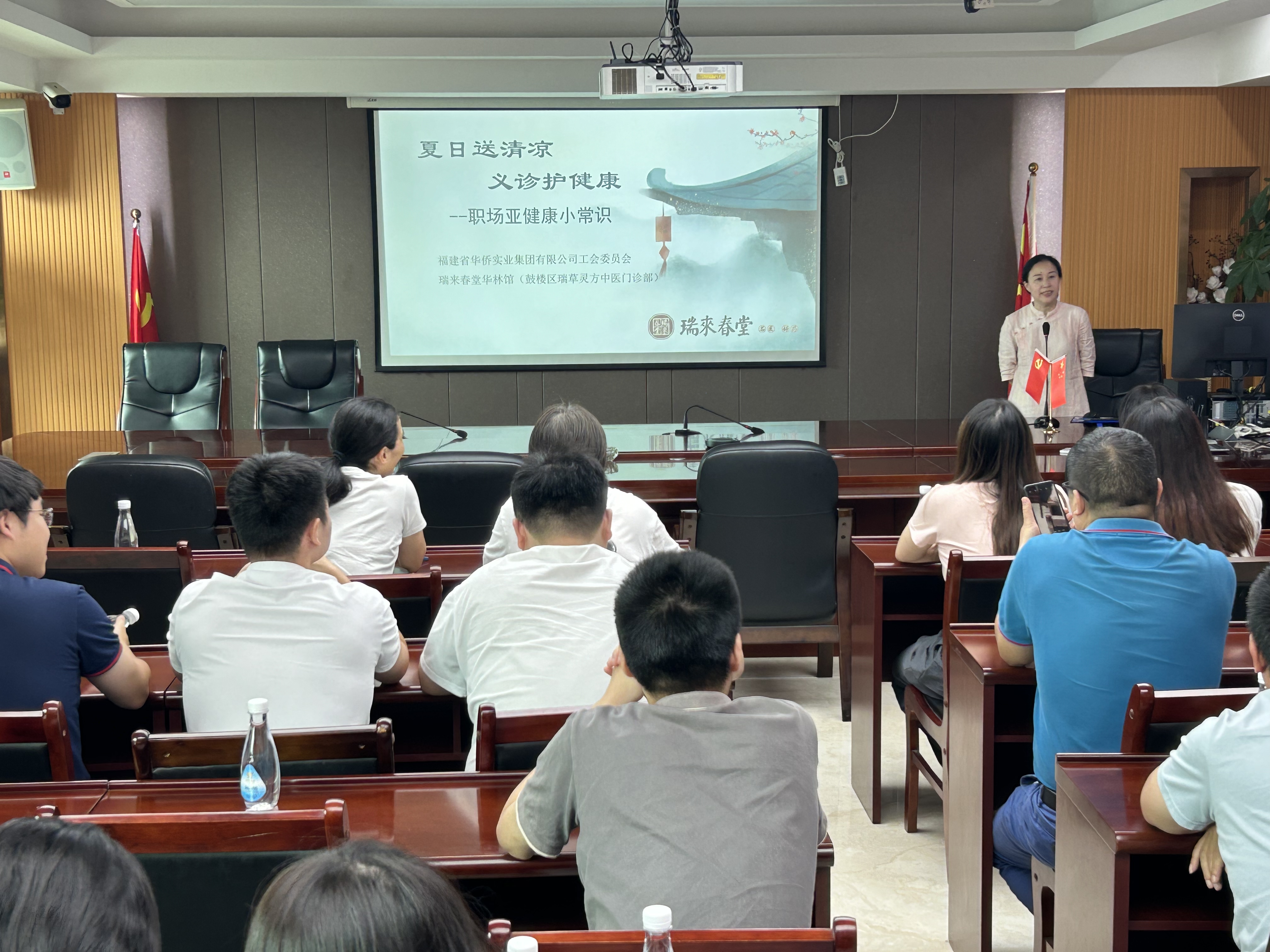 公司工會(huì )組織“夏日送清涼 義診護健康”活動(dòng)